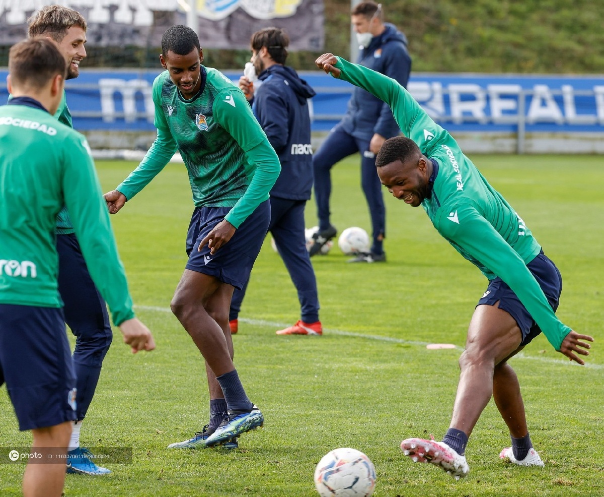 赛后皇家社会备战德甲，再遭质疑细节曝光，话题不断，身体对抗强度拉满(巴西国会已被夺回约400人被捕)