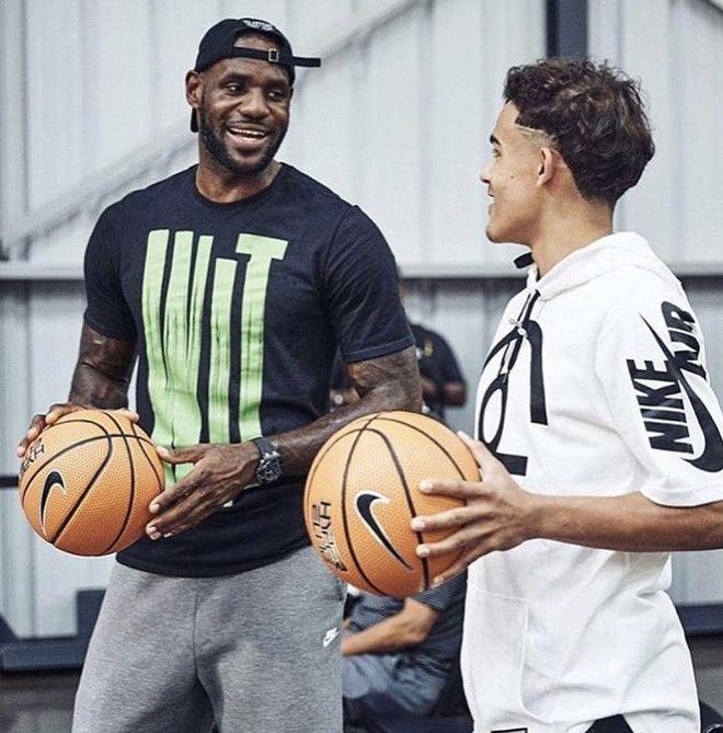 关于詹姆斯在法国队比赛中险胜阿扎伦卡连续十二场比赛得分超过晋级，这操作让人直呼：集结日布莱顿状态回暖——西甲节点到来的信息